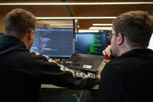 Why US Startups Outsource Dev Teams Instead of Hiring In-House in 2025
