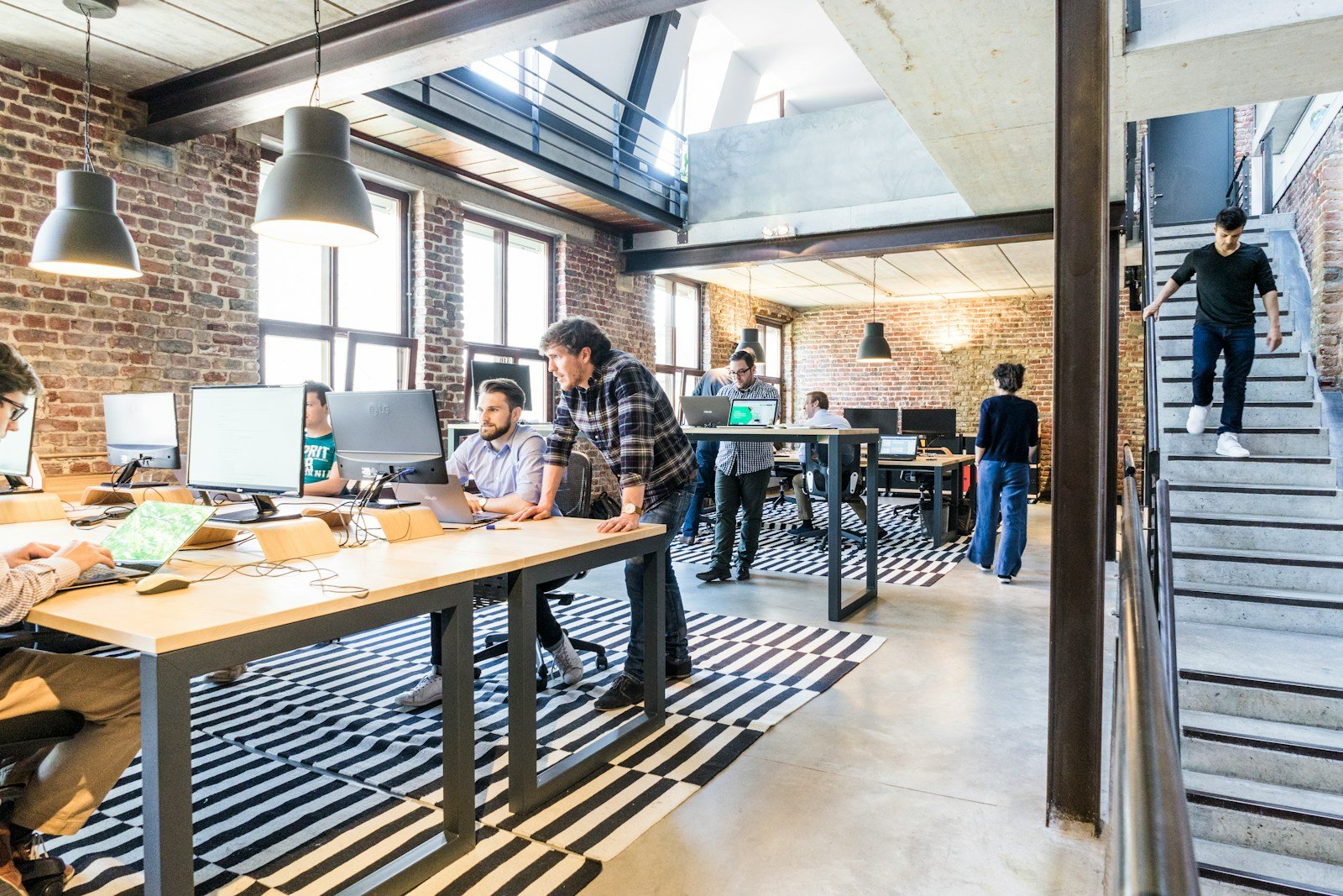 Why US Startups Outsource Dev Teams Instead of Hiring In-House in 2025