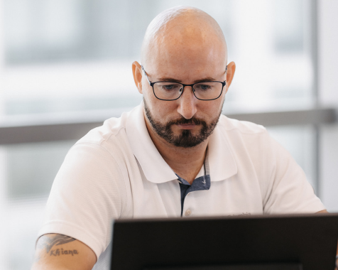 En Dev Centre House Ireland, nuestra pasión y objetivo principal es proporcionar servicios de desarrollo de software personalizados de alta calidad a clientes empresariales dentro de Irlanda y en todo el mundo, sin importar la industria. Desde 2012, nuestros equipos han construido innumerables productos utilizados por millones de personas a nivel mundial, al mismo tiempo que han ayudado a nuestros clientes a hacer crecer sus negocios a través de nuestra experiencia, colaboración y soluciones de software innovadoras. Podemos ser una empresa de desarrollo de software, pero son nuestras personas y clientes los que están en el corazón de lo que hacemos. Nuestra visión y valores siempre aseguran que cumplamos con nuestra declaración de misión y creencias. Solo tenemos éxito si nuestros clientes tienen éxito. VP de Operaciones Globales