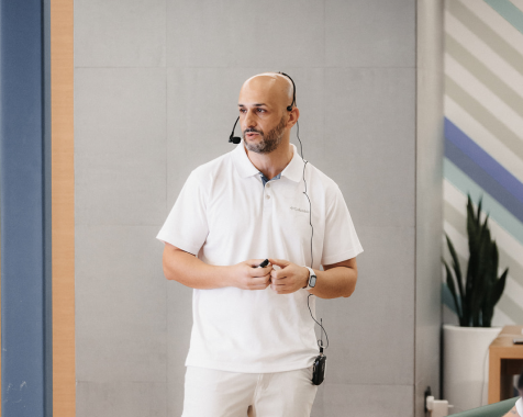 Los excelentes estándares que mantenemos se reducen a tres cosas. Comunicación clara, experiencia y procesos. La comunicación es vital, por lo que utilizamos herramientas y métodos probados para que no haya margen para la ambigüedad. Hemos acumulado experiencia trabajando en muchas aplicaciones a escala empresarial donde se debían gestionar grandes volúmenes de tráfico o grandes cantidades de transacciones. Es a través de esta experiencia que nuestros excelentes procesos han sido desarrollados por nuestro equipo con el tiempo. Chief Technology Officer (CTO)