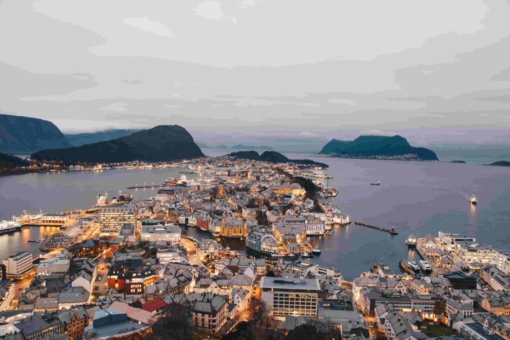 Luftfoto af Ålesund, Norge ved skumring